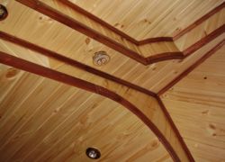  Чем обшить потолок в деревянном доме